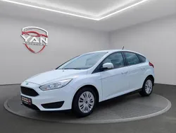 Weiß Gebraucht 2018 Ford Focus Limousine | 11.800 € (Guter Preis)