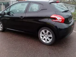 Schwarz Gebraucht 2014 Peugeot 208 Kleinwagen | 4.900 € (Fairer Preis)
