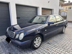 Blau Gebraucht 1996 Mercedes E230 Classic Limousine | 3.490 € (Etwas zu teuer)