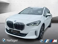 Weiss Gebraucht 2024 BMW 218 Active Tourer Luxury Line Van / Kleinbus | 29.900 € (Superpreis)