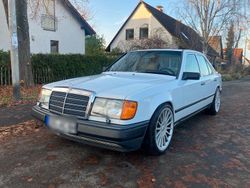 Weiß Gebraucht 1989 Mercedes E230 Limousine | 9.400 €
