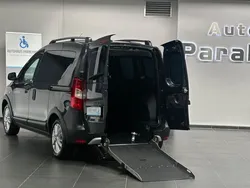 Grau Gebraucht 2018 Dacia Dokker Stepway Van | 25.950 €