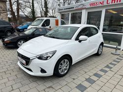 Weiß Gebraucht 2015 Mazda 2 Center-Line Limousine | 9.900 € (Fairer Preis)