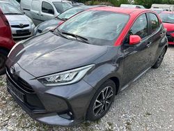 Grey metallic/ coral Gebraucht 2021 Toyota Yaris Hybrid Kleinwagen | 15.999 € (Fairer Preis)