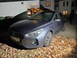 Grau Gebraucht 2017 Hyundai i30 Intro Edition Limousine | 9.970 € (Fairer Preis)