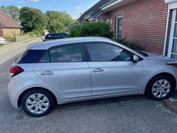 Silber Gebraucht 2017 Hyundai i20 Classic Limousine | 8.250 € (Fairer Preis)