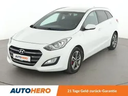 Weiß Gebraucht 2016 Hyundai i30 Trend Limousine | 12.290 € (Etwas zu teuer)