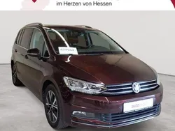 Crimson red metallic Gebraucht 2019 VW Touran Highline Van / Kleinbus | 19.390 € (Guter Preis)