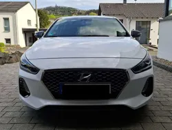 Weiß Gebraucht 2017 Hyundai i30 Intro Edition Limousine | 10.800 € (Guter Preis)