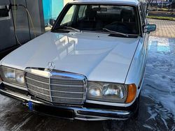 Weiß Gebraucht 1982 Mercedes E230 Limousine | 7.200 €