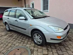 Grau Gebraucht 2001 Ford Focus Ghia Kombi | 2.600 € (Etwas zu teuer)