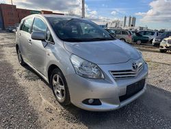 Silber Gebraucht 2011 Toyota Verso Van / Kleinbus | 2.990 € (Fairer Preis)
