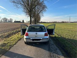Grau Gebraucht 2000 VW Golf IV Kleinwagen | 2.000 €