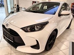 Weiß Gebraucht 2023 Toyota Yaris Comfort Limousine | 17.980 € (Fairer Preis)