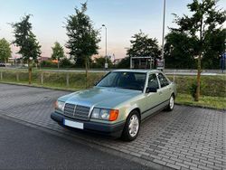 Grün Gebraucht 1987 Mercedes E230 Limousine | 4.444 €