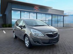 Grau Gebraucht 2011 Opel Meriva Design Edition Van / Kleinbus | 6.199 € (Fairer Preis)