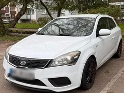 Weiß Gebraucht 2013 Kia Ceed 2 Limousine | 1.250 €