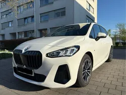 Weiß Gebraucht 2024 BMW 220 Active Tourer M Sport Van / Kleinbus | 32.900 € (Fairer Preis)