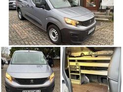 Grau Gebraucht 2021 Peugeot Partner Van / Kleinbus | 15.989 € (Fairer Preis)
