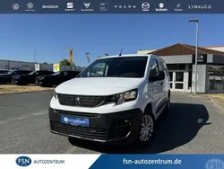 Weiß Gebraucht 2022 Peugeot Partner Premium Van / Kleinbus | 18.490 € (Etwas zu teuer)