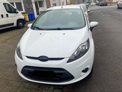 Weiß Gebraucht 2011 Ford Fiesta Kleinwagen | 6.000 €