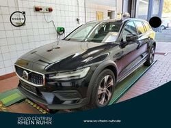 Schwarz onyx black / metallic Gebraucht 2023 Volvo V60 CC Plus Kombi | 35.850 € (Guter Preis)