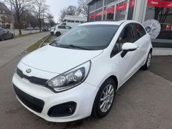 Weiß Gebraucht 2012 Kia Rio Platinum Edition Limousine | 3.700 € (Fairer Preis)