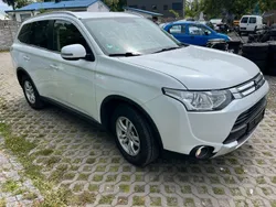 Weiß Gebraucht 2014 Mitsubishi Outlander SUV | 8.999 € (Fairer Preis)