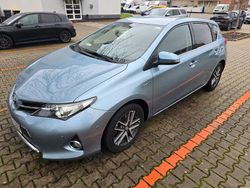 Blau Gebraucht 2015 Toyota Auris Hybrid Edition Limousine | 12.350 € (Fairer Preis)