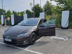 Braun Gebraucht 2014 Tesla Model S Limousine | 17.800 € (Etwas zu teuer)
