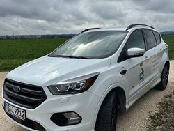 Weiß Gebraucht 2017 Ford Kuga ST-Line SUV | 15.000 € (Fairer Preis)