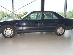 Blau (metallic) Gebraucht 1987 Mercedes E260 Limousine | 16.900 €
