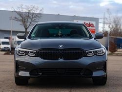 Grau Gebraucht 2019 BMW 330 Sport Line Limousine | 25.999 € (Fairer Preis)