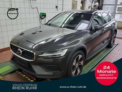 Grau platinum grey / metallic Gebraucht 2023 Volvo V60 CC Plus Kombi | 36.950 € (Guter Preis)