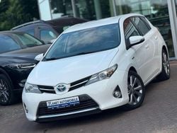 Weiß Gebraucht 2013 Toyota Auris Hybrid Edition Limousine | 11.490 € (Etwas zu teuer)
