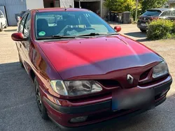 Rot Gebraucht 1997 Renault Mégane Limousine | 700 €