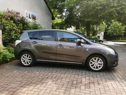 Grau Gebraucht 2010 Toyota Corolla Verso Van / Kleinbus | 11.190 €