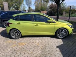 Grün (lucid lime / met) Neu 2025 Hyundai i20 Limousine | 23.490 € (Etwas zu teuer)