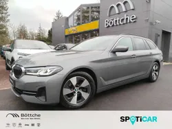 Skyscraper grau metallic Gebraucht 2023 BMW 520 Performance Kombi | 35.780 € (Guter Preis)