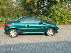 Grün Gebraucht 2004 Peugeot 206 CC Roland Garros Cabrio | 1.300 € (Guter Preis)