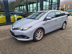 Cement grey Gebraucht 2018 Toyota Auris Hybrid Kombi | 9.490 € (Guter Preis)