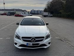 Weiß Gebraucht 2014 Mercedes CLA220 Limousine | 12.600 €