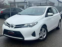 Weiß Gebraucht 2014 Toyota Auris Cool Limousine | 8.990 € (Fairer Preis)