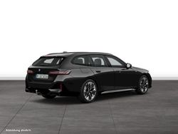 Black sapphire metallic Gebraucht 2024 BMW 520 Comfort Edition Kombi | 60.314 € (Fairer Preis)