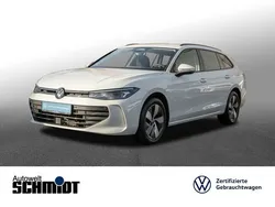 Pure white Gebraucht 2024 VW Passat Basis Kombi | 30.998 € (Guter Preis)