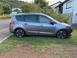 Grau Gebraucht 2015 Renault Grand Scénic III Bose Edition Van / Kleinbus | 10.800 € (Teuer)