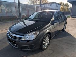 Grau Gebraucht 2010 Opel Astra Limousine | 3.500 € (Fairer Preis)