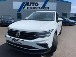 Pure white (metallic) Gebraucht 2021 VW Tiguan Active SUV | 25.990 € (Etwas zu teuer)
