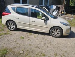 Weiß Gebraucht 2008 Peugeot 207 Kombi | 1.600 €