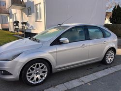 Grau Gebraucht 2009 Ford Focus Limousine | 2.600 € (Fairer Preis)
